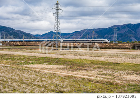 マキノ町の田園地帯を走る特急列車 サンダーバード号 滋賀県高島市 マキノ町の田園地帯を走る特急列車 サンダーバード号 滋賀県高島市 137923095