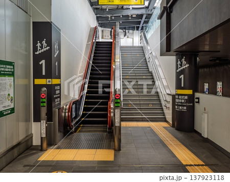 駅構内の階段とエスカレーター(バリアフリー・視覚障害者誘導ブロック) 駅構内の階段とエスカレーター(バリアフリー・視覚障害者誘導ブロック) 137923118
