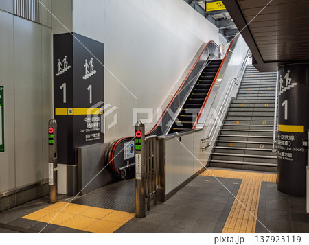 駅構内の階段とエスカレーター(点字ブロック・ユニバーサルデザイン) 駅構内の階段とエスカレーター(点字ブロック・ユニバーサルデザイン) 137923119