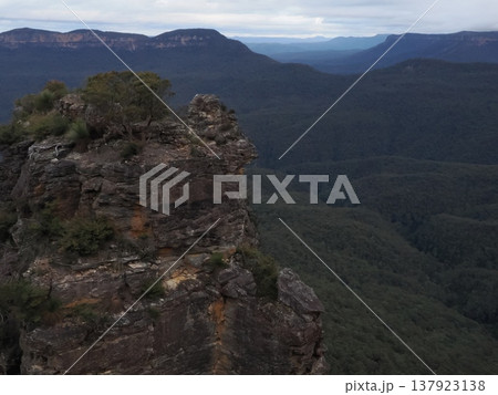 谷を見下ろす荒々しい岩塔 ― ブルーマウンテンズに広がる静寂の地平線 137923138