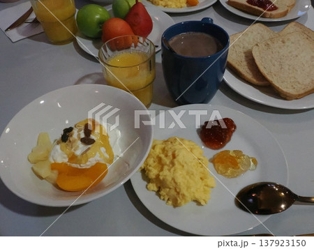 旅の朝を満たす一皿 ― YHAで味わう素朴な朝食時間 137923150