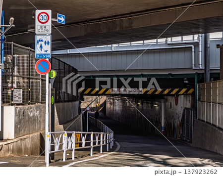 生活道路対策が施された区域の入口　【ゾーン30】の標識 137923262