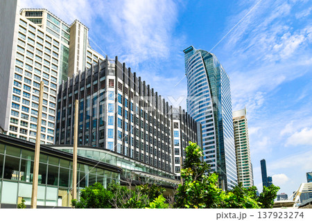 高層ビルのある都市風景 137923274