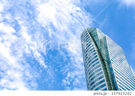 高層ビルを見上げるオフィス街の風景 高層ビルを見上げるオフィス街の風景 137923282