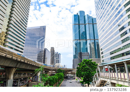 高層ビルのある都市風景【タイ・バンコク】 高層ビルのある都市風景【タイ・バンコク】 137923286