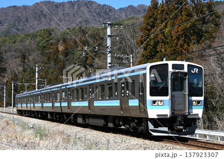 高尾へ向けて富士急行線をゆく中央本線直通の211系 137923307
