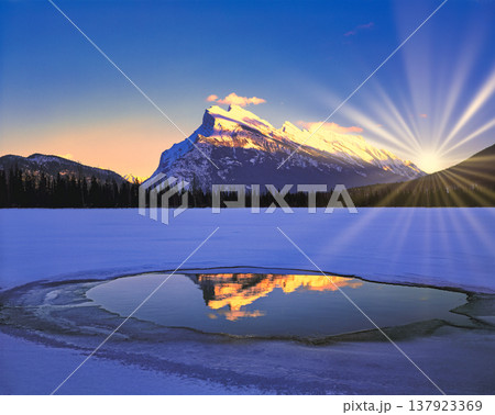 厳冬期のカナディアンロッキーの美しい絶景 137923369