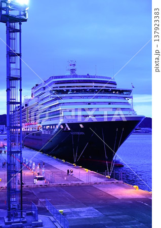 出港を待つクルーズ船ウエステルダム 出港を待つクルーズ船ウエステルダム 137923383
