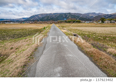 マキノ町の田園風景　滋賀県高島市 137923402