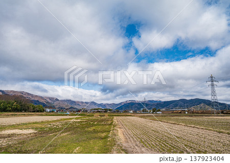 マキノ町の田園風景　滋賀県高島市 137923404