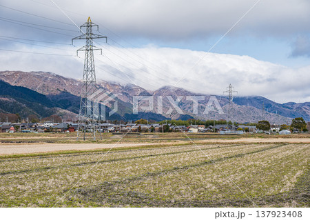 マキノ町の田園風景　滋賀県長浜市 137923408
