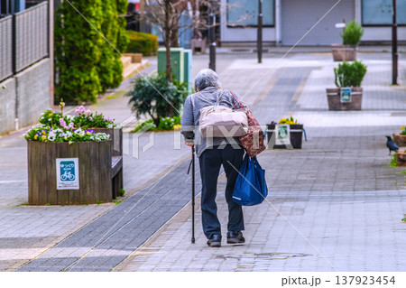 日本の横浜都市景観坂道が続く街…木製のベンチ…高齢化社会。杖の高齢女性…人生とは…＝横浜市内 137923454
