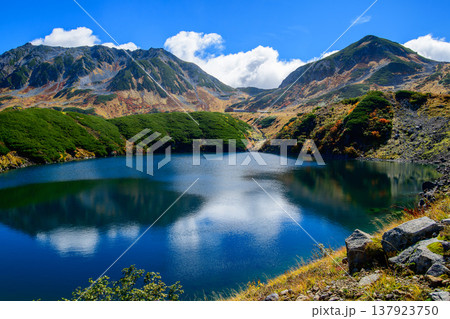 室堂平みくりが池と立山連峰の絶景　立山黒部アルペンルート富山県 137923750