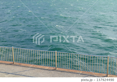 神戸の海岸線と護岸を捉えた静かな風景 神戸の海岸線と護岸を捉えた静かな風景 137924490