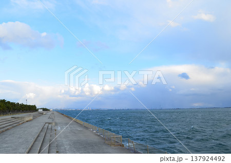 神戸の海岸線と護岸を捉えた静かな風景 137924492