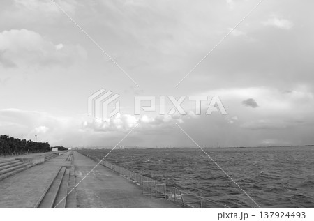 神戸の海岸線と護岸を捉えた静かな風景 137924493