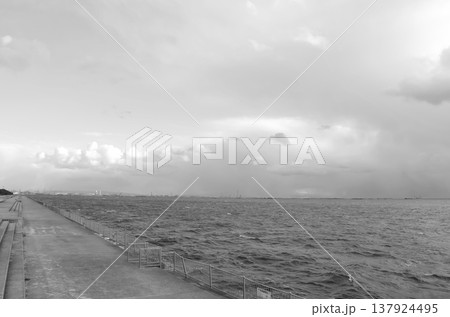 神戸の海岸線と護岸を捉えた静かな風景 137924495