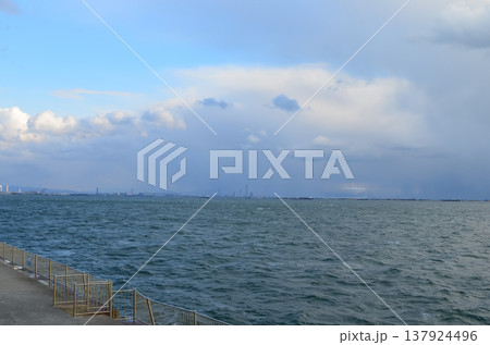 神戸の海岸線と護岸を捉えた静かな風景 137924496