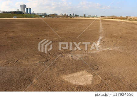 炎天下の野球場 炎天下の野球場 137924556