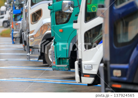 並んだトラック 137924565