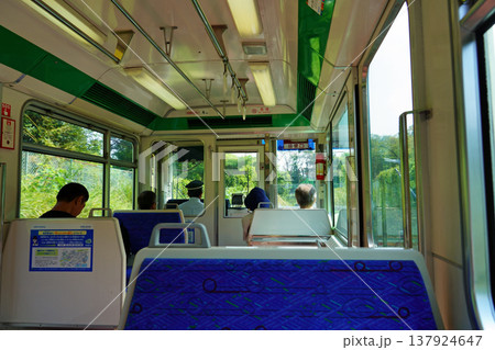 多摩湖駅行の西武山口線(レオライナー)の車内 多摩湖駅行の西武山口線(レオライナー)の車内 137924647