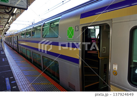 逗子駅で発車を待つJR横須賀線のグリーン車 逗子駅で発車を待つJR横須賀線のグリーン車 137924649