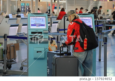 チケット購入、自動チェックイン　空港　搭乗手続き 137924652