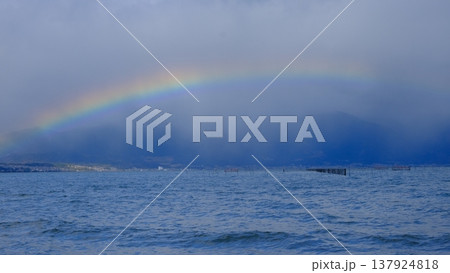 エリ網漁と虹の琵琶湖風景 エリ網漁と虹の琵琶湖風景 137924818