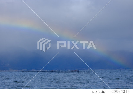 エリ網漁と虹の琵琶湖風景 エリ網漁と虹の琵琶湖風景 137924819