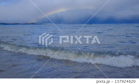エリ網漁と虹の琵琶湖風景 137924820