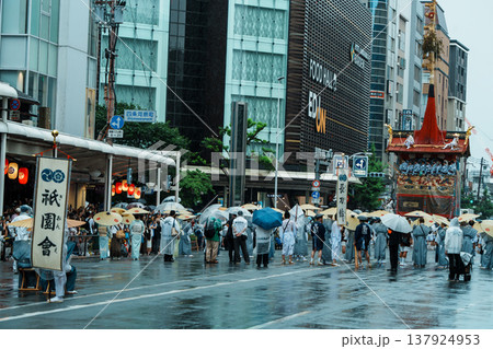 京都　雨の祇園祭　山鉾巡行　長刀鉾 137924953