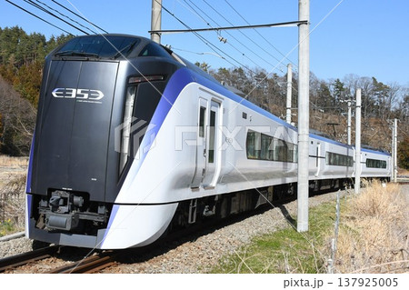 新宿へ向けて富士急行線をゆくE353系の特急富士回遊号 137925005