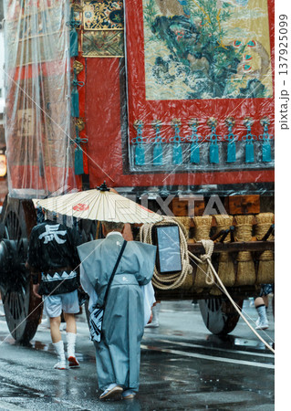 京都　雨の祇園祭　山鉾巡行 長刀鉾 137925099
