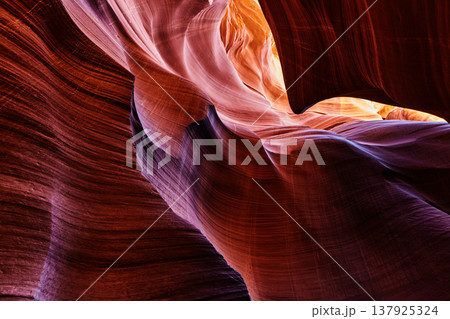 Antelope canyon, USA 137925324