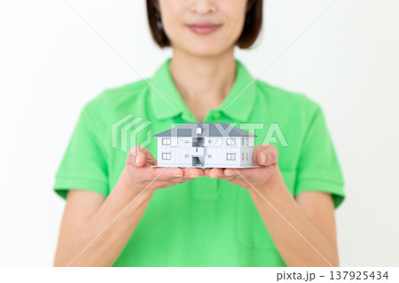 住宅模型を持つミドル女性の介護福祉士 137925434