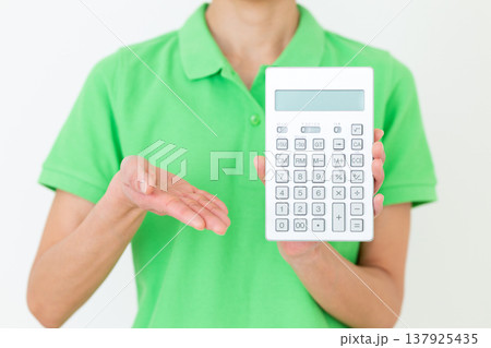 電卓を持つミドル女性の介護福祉士 137925435