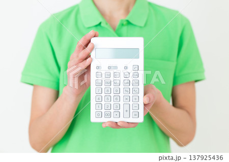 電卓を持つミドル女性の介護福祉士 137925436