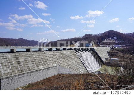 厚幌ダムを右岸から眺めて 137925499