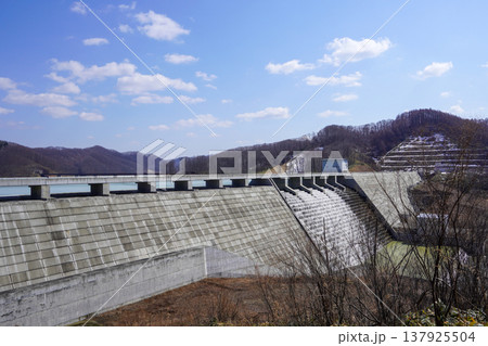 厚幌ダムを右岸から眺めて 137925504