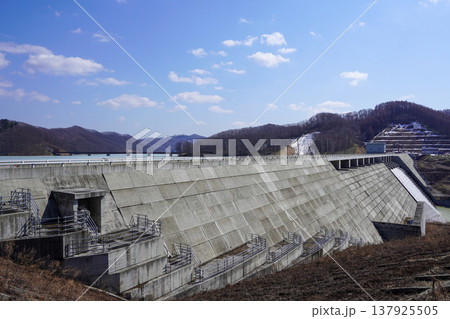 厚幌ダムを右岸から眺めて 137925505