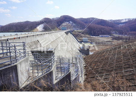 厚幌ダムを右岸から眺めて 厚幌ダムを右岸から眺めて 137925511