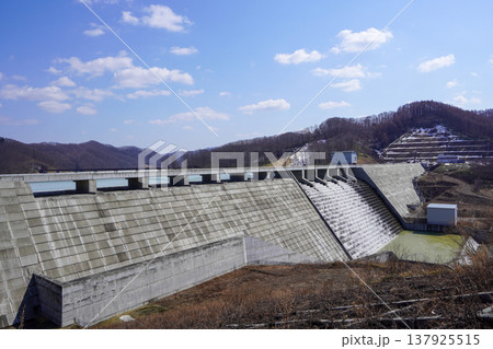 厚幌ダムを右岸から眺めて 137925515