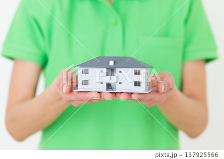 住宅模型を持つミドル女性の介護福祉士 137925566