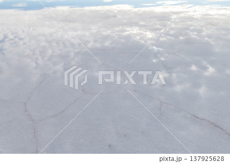 Serene vast white salt flat landscape with cracked ground in uyuni bolivia 137925628