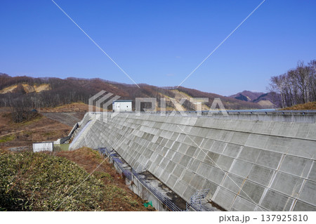 厚幌ダムを左岸から眺めて 137925810