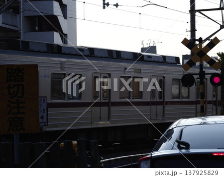 踏切を通過する列車 踏切を通過する列車 137925829