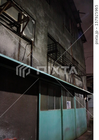 古い建物 137925965