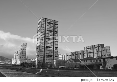芦屋浜団地の建物が並ぶ都市の住宅風景 芦屋浜団地の建物が並ぶ都市の住宅風景 137926123