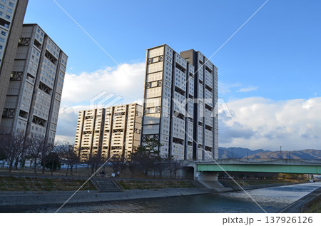 芦屋浜団地の建物が並ぶ都市の住宅風景 芦屋浜団地の建物が並ぶ都市の住宅風景 137926126