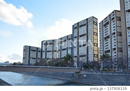 芦屋浜団地の建物が並ぶ都市の住宅風景 137926129